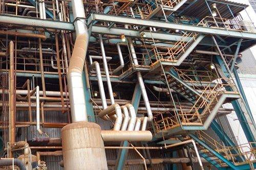 Refinery plant steelwork prepped to coating spec with containment